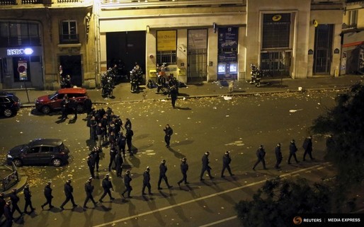 Atentatele din Paris: Cinci teroriști au fost neutralizați, alții sunt încă în libertate. Numărul victimelor a ajuns la 153