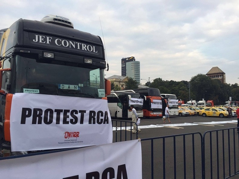 Prețurile RCA, negociate ca la Piața Victoriei. S-a ajuns la 7.500 lei/camion. Transportatorii au plecat din fața Guvernului