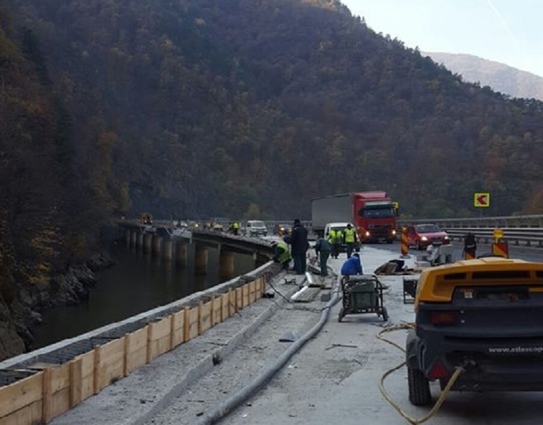 Traficul pe Valea Oltului va fi blocat duminică dimineață, timp de două ore, din cauza unor lucrări la viaductul Cârligu Mic