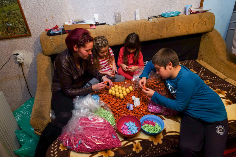 FOTO Copiii români sunt plătiți cu 1 leu pe oră pentru a asambla jucăriile din ouăle Kinder