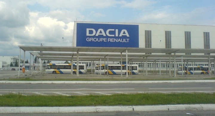 Angajați ai Dacia au protestat față de condițiile în care sunt transportați către și de la locul de muncă