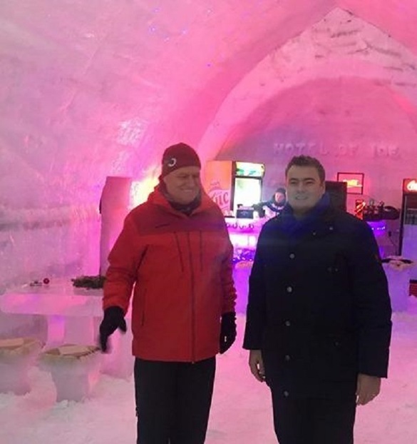 FOTO Klaus Iohannis a urcat sâmbătă la Bâlea Lac cu mai mulți prieteni, a vizitat Hotelul de gheață și s-a fotografiat cu turiștii