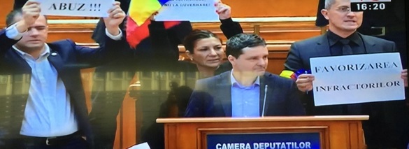 VIDEO & GALERIE FOTO Protest al opoziției cu hârtii în Parlament și scandări împotriva colegilor din PSD