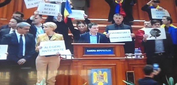 VIDEO & GALERIE FOTO Protest al opoziției cu hârtii în Parlament și scandări împotriva colegilor din PSD