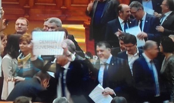 VIDEO & GALERIE FOTO Protest al opoziției cu hârtii în Parlament și scandări împotriva colegilor din PSD