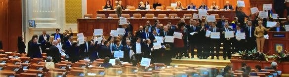 VIDEO & GALERIE FOTO Protest al opoziției cu hârtii în Parlament și scandări împotriva colegilor din PSD