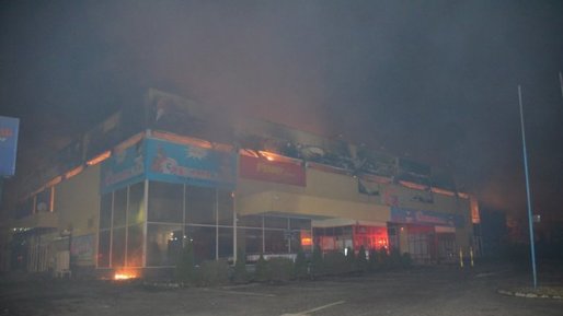 Incendiul care a distrus un centru comercial din Arad a fost cauzat de un scurtcircuit. Afacerea aparține familiei fotbalistului George Țucudean