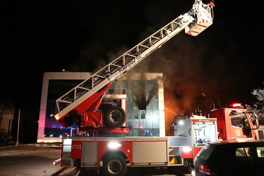 FOTO O persoană carbonizată, alta rănită, într-un incendiu care a cuprins un depozit de legume și fructe din Afumați