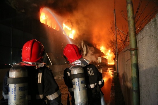 FOTO O persoană carbonizată, alta rănită, într-un incendiu care a cuprins un depozit de legume și fructe din Afumați