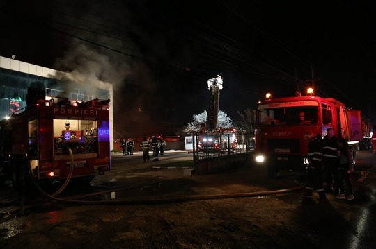 FOTO O persoană carbonizată, alta rănită, într-un incendiu care a cuprins un depozit de legume și fructe din Afumați