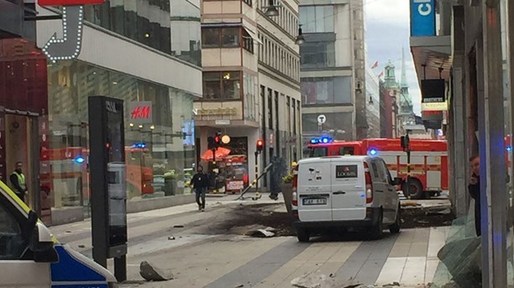 FOTO Mai multe persoane decedate, iar altele rănite, după ce un camion a intrat în pietonii din Stockholm