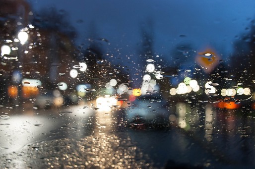 Ploi torențiale, vijelii și grindină în aproape toată țara, de sâmbătă dimineață până duminică seara