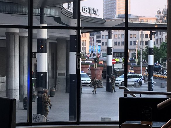 FOTO Explozie la Bruxelles - piața și gara centrală au fost evacuate. O persoană care purta o vestă explozivă a fost ”neutralizată”