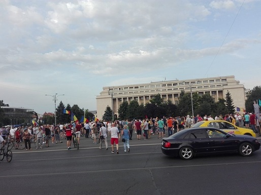 UPDATE Protestul "Împreună salvăm țara de corupți": Manifestanții au ajuns la Piața Romană; numărul lor a ajuns la 1.000
