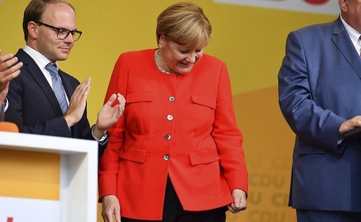 Merkel, lovită la șoldul stâng de o roșie aruncată din public, fluierată și insultată la un miting la Heidelberg