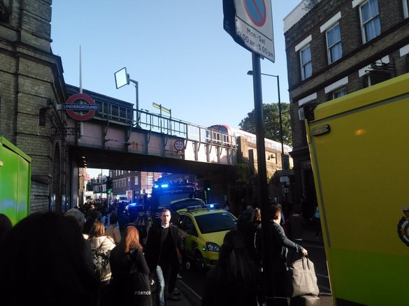 FOTO Explozie într-un vagon de metrou la Parsons Green, în sud-vestul Londrei. Incendiul, anchetat ca ”incident terorist”, anunță Poliția Metropolitană
