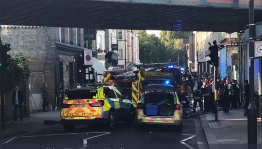 FOTO Explozie într-un vagon de metrou la Parsons Green, în sud-vestul Londrei. Incendiul, anchetat ca ”incident terorist”, anunță Poliția Metropolitană