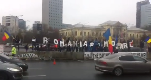 Presa internațională despre protestele din Piața Victoriei: Protestatarii români opresc construirea unui târg de Crăciun în locul manifestațiilor anticorupție