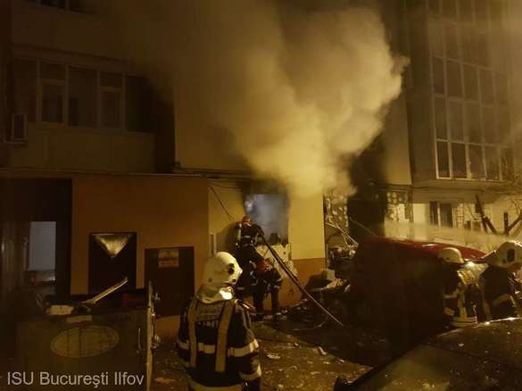 FOTO Explozie urmată de incendiu într-un restaurant situat la parterul unui bloc din Capitală