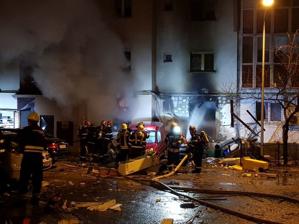 FOTO Explozie urmată de incendiu într-un restaurant situat la parterul unui bloc din Capitală