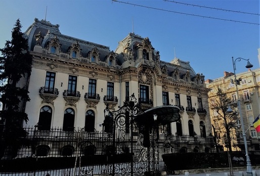FOTO Cinci constructori vor contractul de peste 6 milioane euro pentru consolidarea Palatului Cantacuzino, în care se află Muzeul Enescu. Gardul mai are puțin și cade pe trecători 