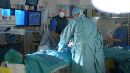 Aproximativ 300 de români trecuți de 75 de ani ar putea beneficia anual de implantarea gratuită și fără operație de valvă aortică dacă CNAS ar suplimenta fondurile pentru această procedură
