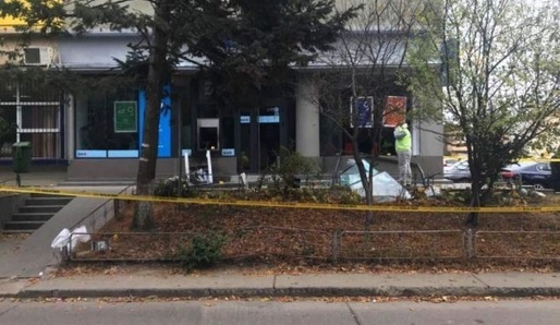 FOTO Tentativă de furt al unui bancomat, în Bolintin Vale. Două persoane au folosit o substanță care a provocat o explozie, distrugând peretele băncii