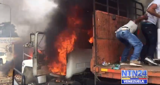 VIDEO Camion cu ajutoare incendiat la frontiera dintre Venezuela și Columbia