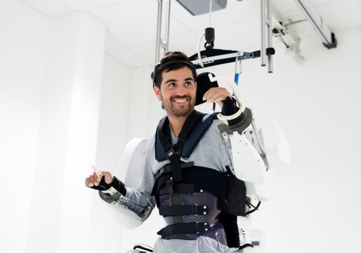 VIDEO Un bărbat paralizat a reușit să meargă folosind un costum robotizat controlat de creier