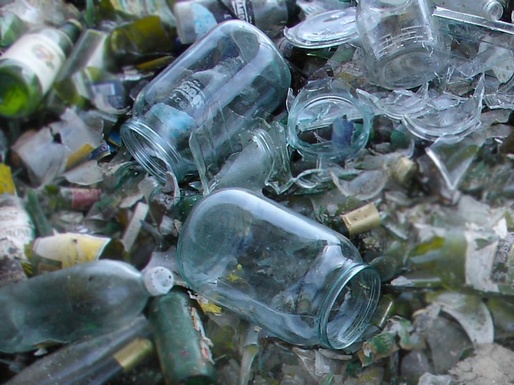 22 de tone de deșeuri de sticlă spartă, descoperite de polițiștii de frontieră într-un camion din Bulgaria