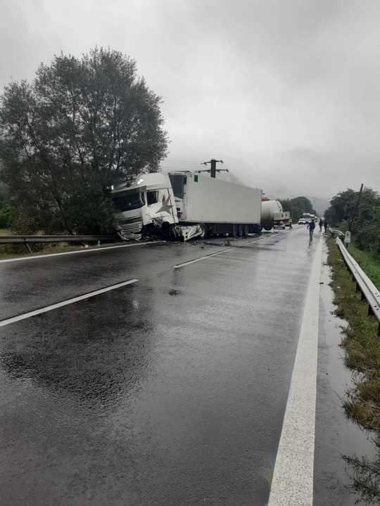 FOTO Ciocnire între o cisternă încărcată cu GPL și un autotren, pe DN 7, în județul Vâlcea. Traficul este complet blocat. S-au evacuat persoanele din zonă