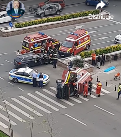 O autospecială SMURD s-a răsturnat în Capitală, după ce a fost lovită de un autoturism