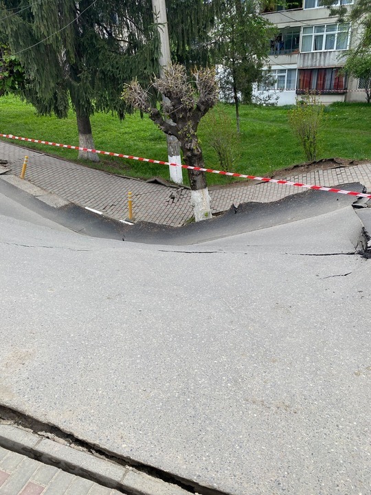 VIDEO&FOTO Stradă surpată în orașul prahovean Slănic. Crater de 2 metri, pe o suprafață de peste 60 de metri. 20 de persoane, evacuate. Specialiști de la București, trimiși la fața locului