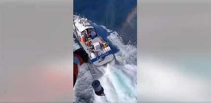 VIDEO Navă lovită de dronă lângă platforma OMV Petrom. 11 marinari au fost salvați, doi - găsiți decedați