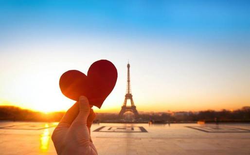 Paravion: Perechile de îndrăgostiți plătesc, în medie, 500 de euro pentru un city break de Valentine's Day