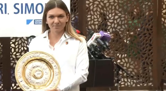 FOTO Simona Halep a adus la București trofeul câștigat la Wimbledon