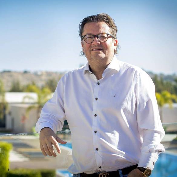 Tranzacție finalizată în România: Compania lansată de miliardarul belgian Marc Coucke, acționar la cluburi de fotbal și câștigător al show-ului TV MasterChef, integrează Dacia Plant și Viva Pharma