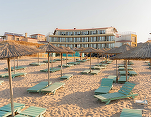 FOTO Compania care a lansat ciorba la pungă și a încins grătarul de mititei pe Broadway preia un hotel din Vama Veche