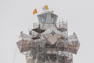 Sagrada Familia - A fost montată ultima parte a turnului central. Construcția, ajunsă acum la 172,5 metri, este cea mai înaltă clădire din Barcelona și cea mai înaltă biserică din lume