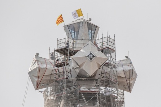 Sagrada Familia - A fost montată ultima parte a turnului central. Construcția, ajunsă acum la 172,5 metri, este cea mai înaltă clădire din Barcelona și cea mai înaltă biserică din lume