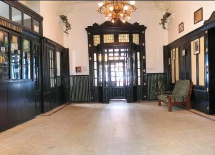 FOTO Hotel celebru de pe Valea Prahovei, scos la vânzare. Hotelul Păltiniș din Sinaia poate fi cumpărat