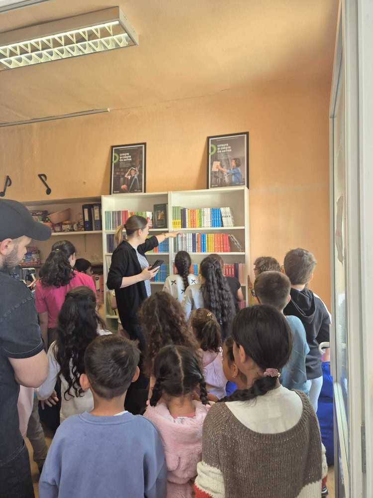 O donație de cărți a adus bucurie pentru 1.300 de copii din trei școli din Augustin, Homorod și Rupea