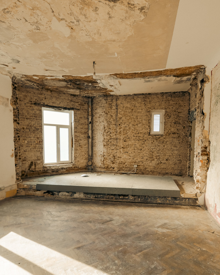 FOTO ANUNȚ Clădire de lângă Piața Amzei, dată gratuit orașului până în 2028