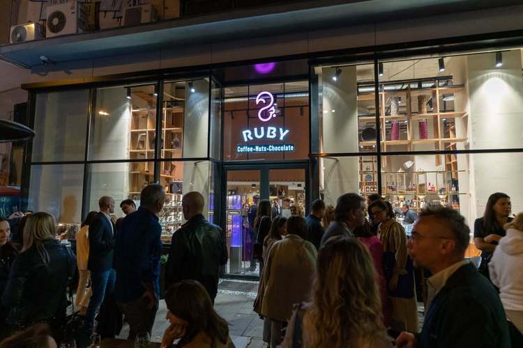 EXCLUSIV FOTO S-a închis după 3 ani. Ruby Coffee, Nuts & Chocolate se reinventează cu înghețată: Ne-a crescut chiria de 3 ori, nu poate exista într-o economie normală. E business de imobiliare pe Calea Victoriei, nu de HoReCa!