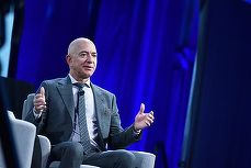 Cine este Jeff Bezos, fondatorul Amazon care a transformat comerțul online
