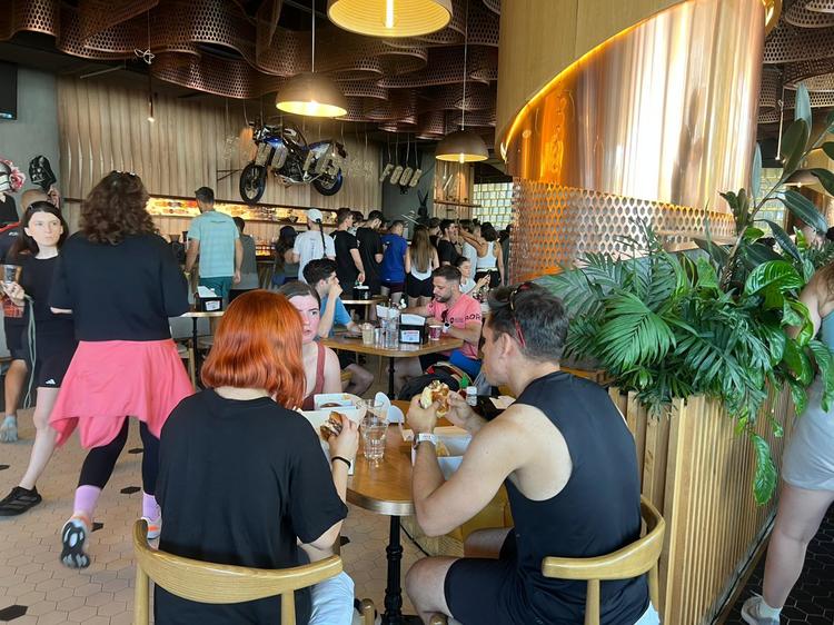 Aproape 200 de participanți au alergat la The Burger Run, eveniment organizat de Glovo și Vivo