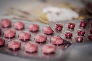 Un medicament ar încetini îmbătrânirea. Pastilă creată cu ajutorul inteligenței artificiale - Date preliminare