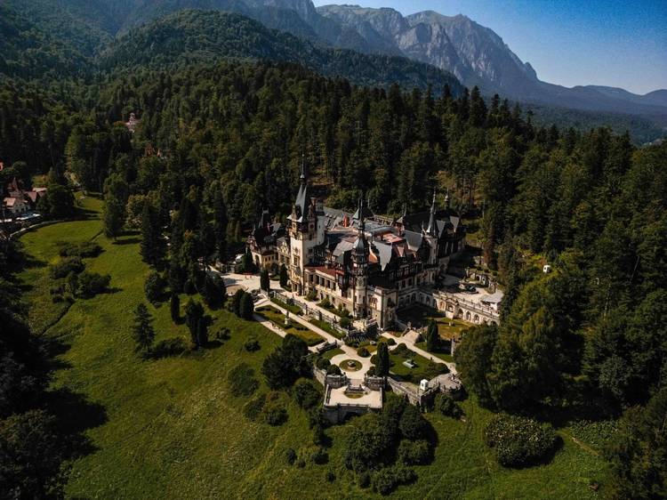 FOTO Schimbări la Castelul Peleș. Este restaurat inclusiv acoperișul