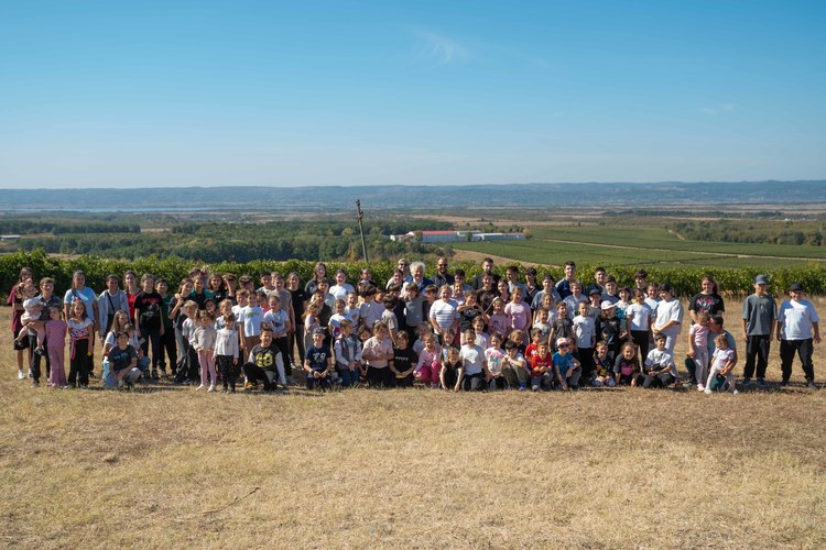 Mai multe generații și peste 130 de copii s-au reunit la a XII-a ediție de „La Strugurit”