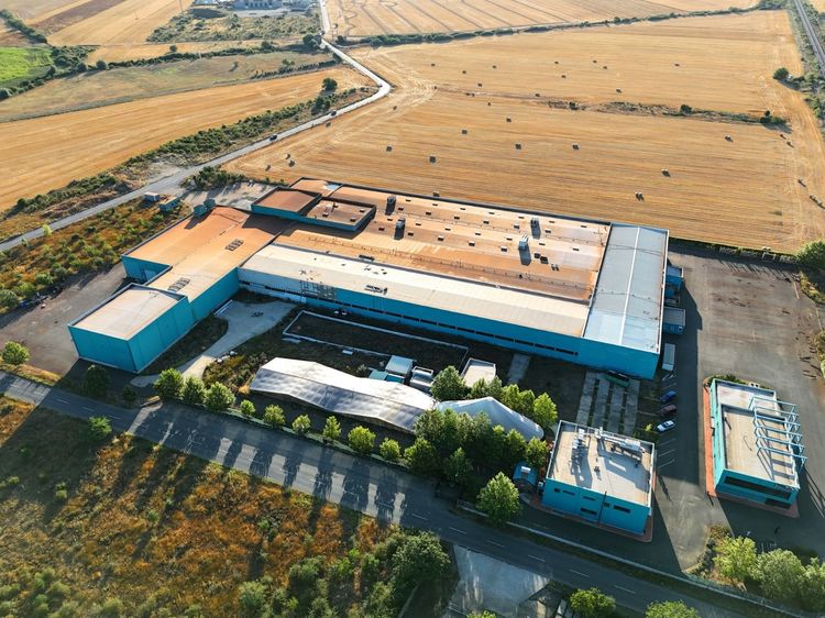 FOTO Fabrică vândută în România. A lucrat pentru Dedeman și Lidl. Fosta fabrică de confecții metalice P.A.B. România a fost vândută cu 4,5 milioane euro